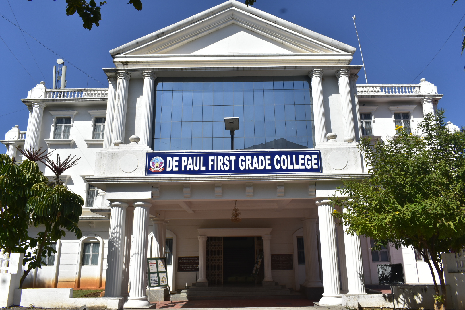 De Paul First Grade College