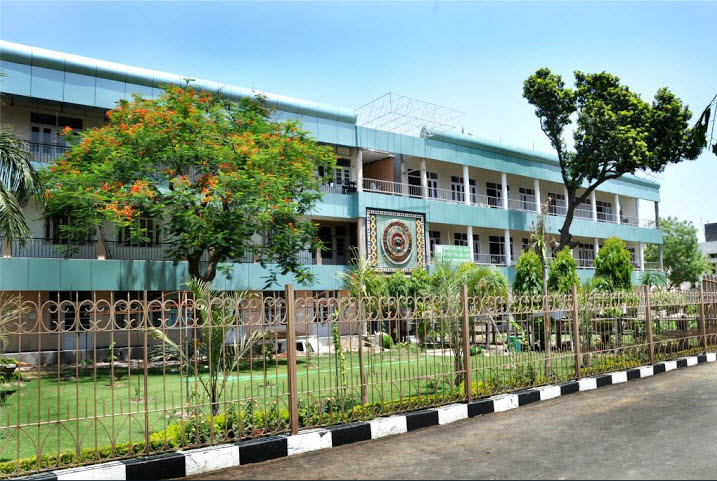 BBK DAV College for Women Amritsar Blooming Campus photo 3