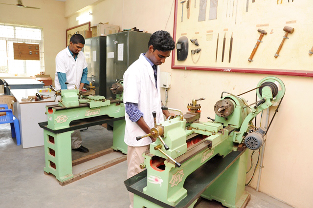 Meenakshi College of Engineering Chennai Labs photo 3