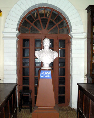 Maharaja's College Ernakulam College Building photo 3