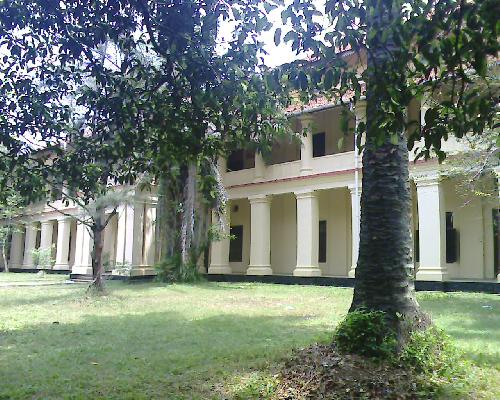 Maharaja's College Ernakulam College Building photo 8