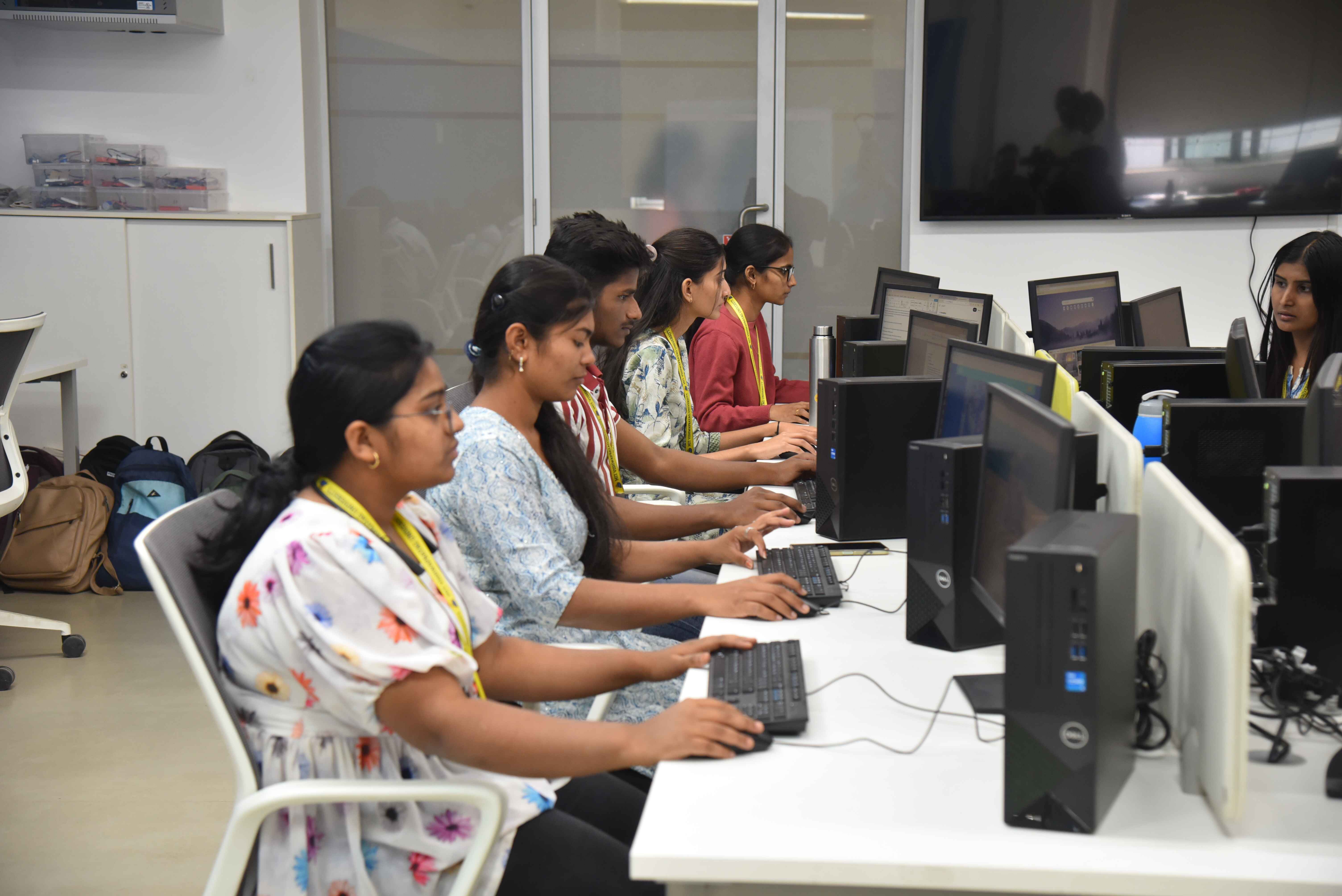 MIT Vishwaprayag University Solapur BCA Lab photo 2