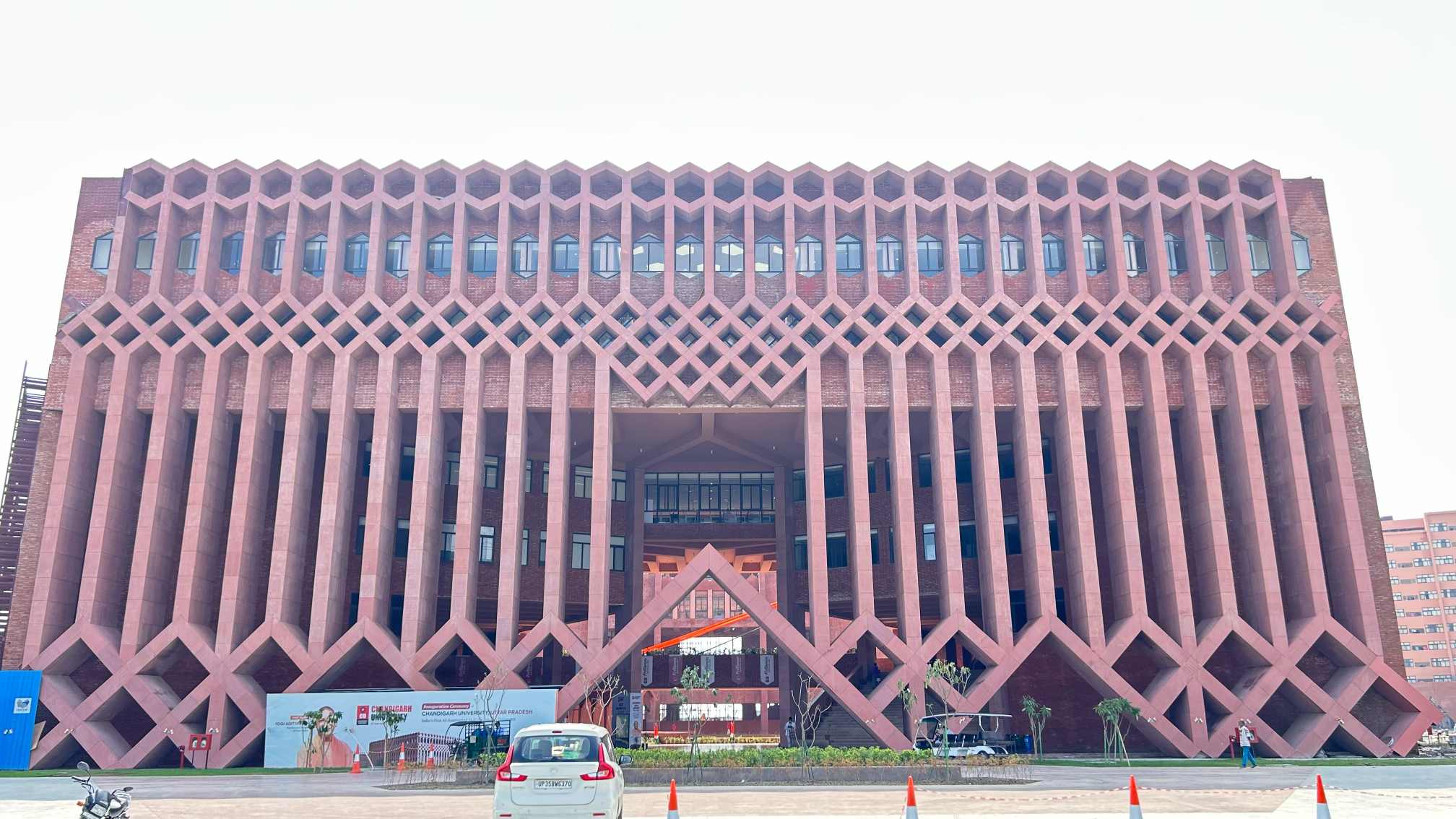 Chandigarh University Lucknow Building photo 3