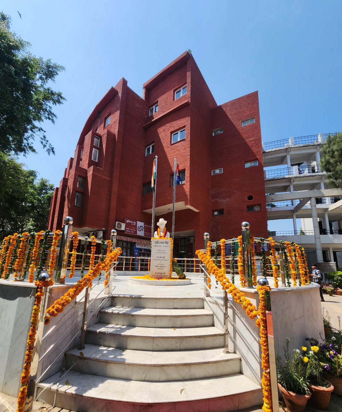 Shaheed Bhagat Singh College Academic Block- Main Building media (15) by 1770043872_CampusBuilding(1).jpg