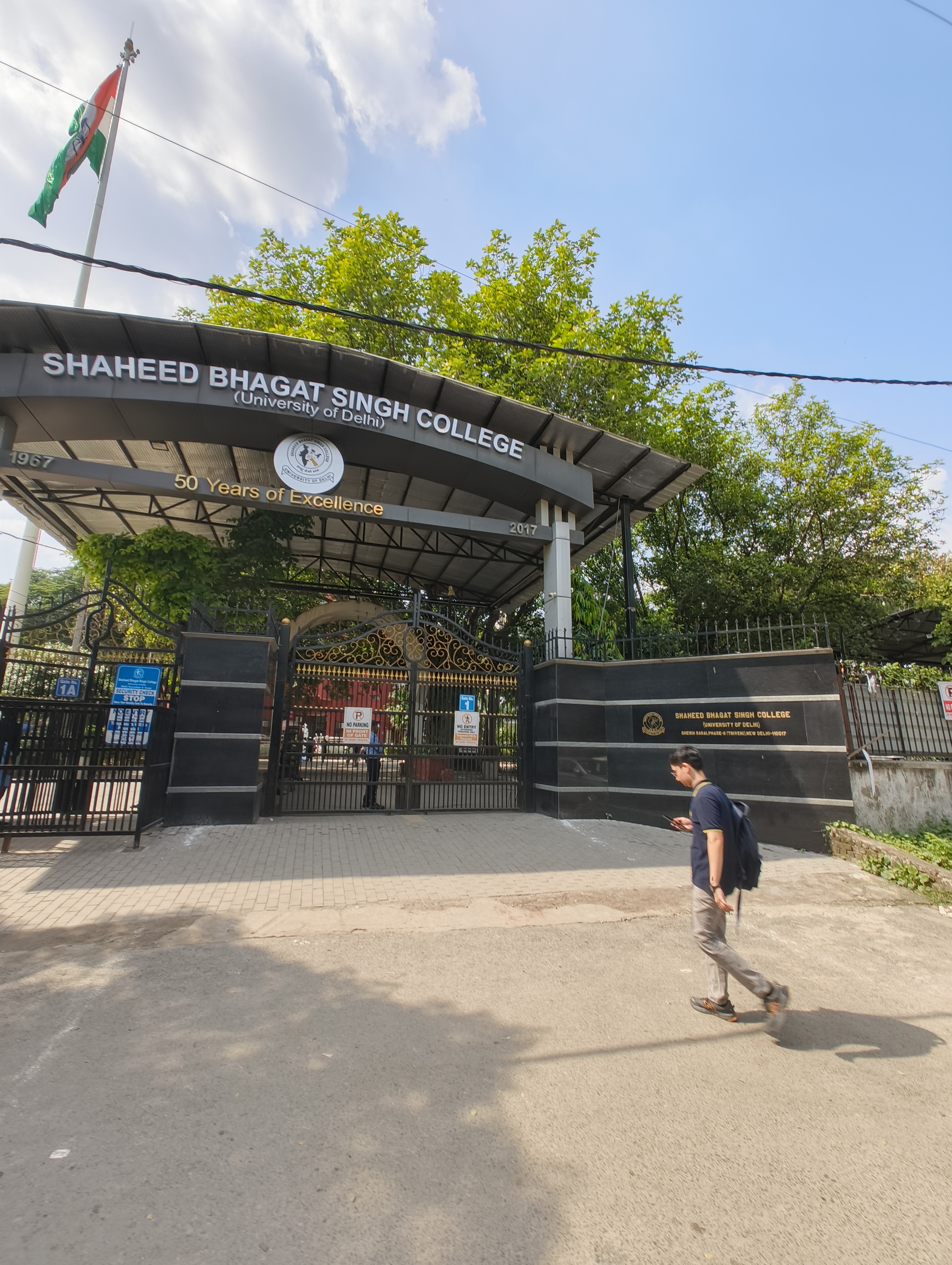 Shaheed Bhagat Singh College Main Entrance View media (3) by 1770043876_IMG_20251009_130707643-VanshSundrani.jpg