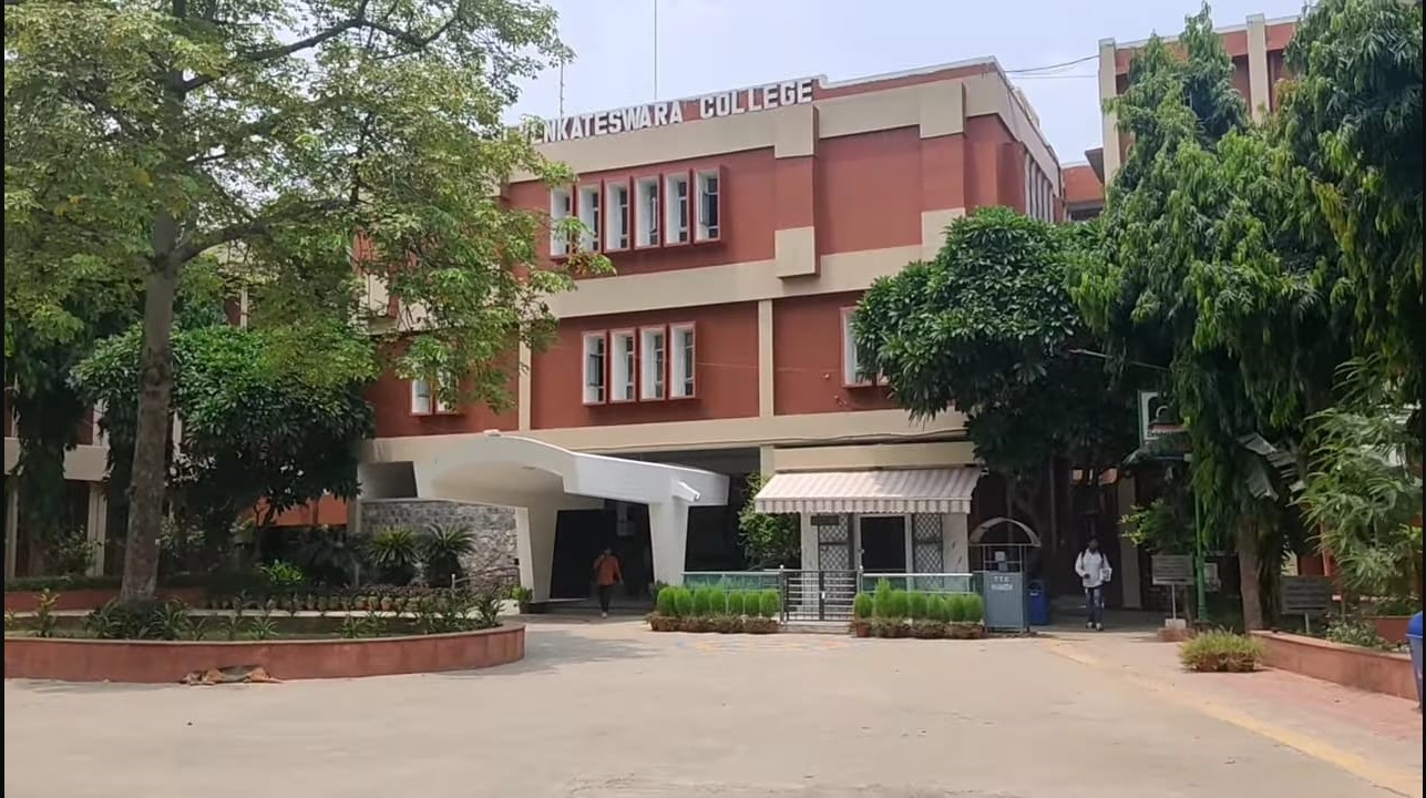Sri Venkateswara Academic Block- Main Building media (8) by 1770043949_college.jpg