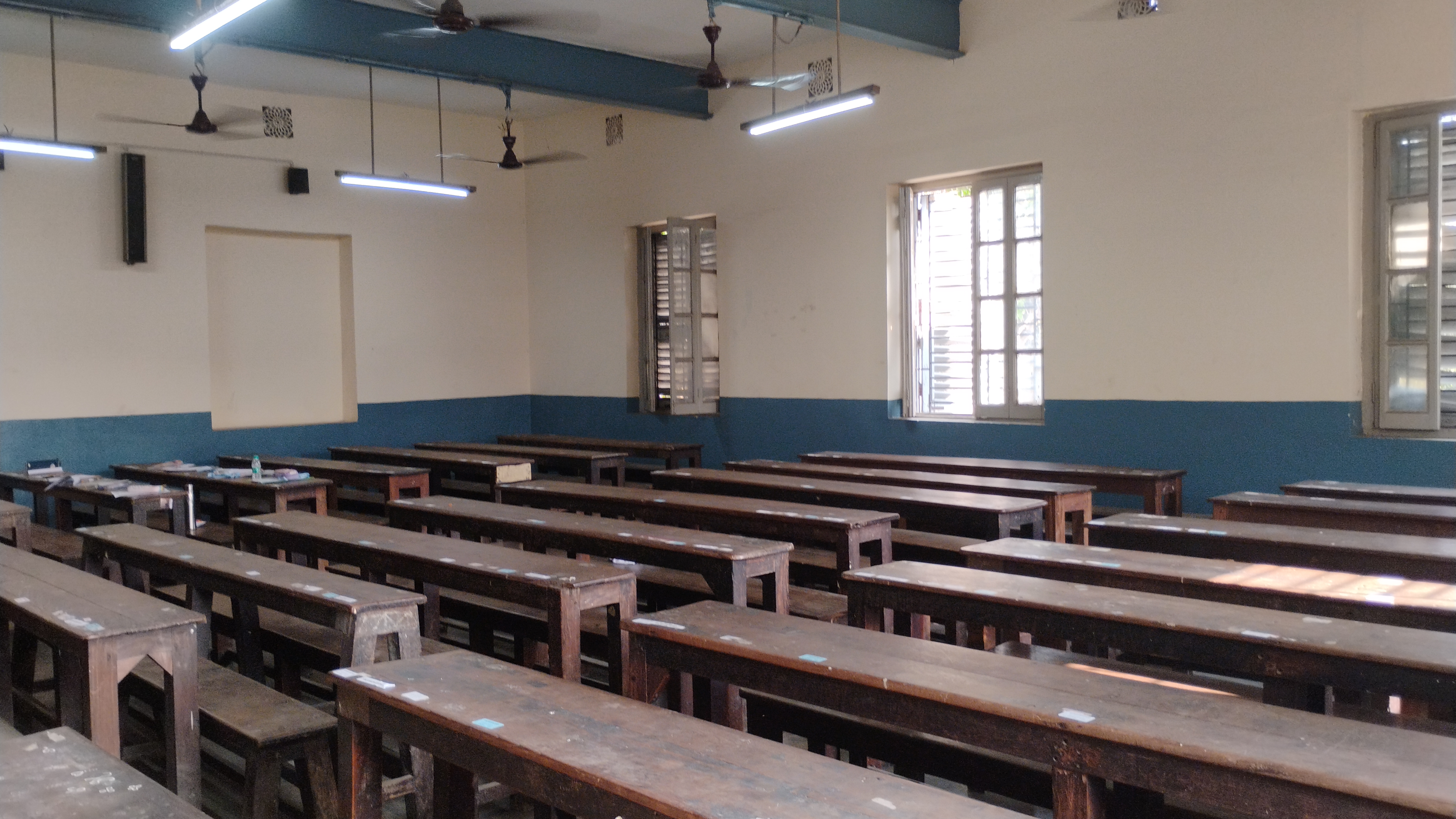 Asutosh College Kolkata Classroom media (6) by 1773825266_Classroom_1_Side_View_2.jpg