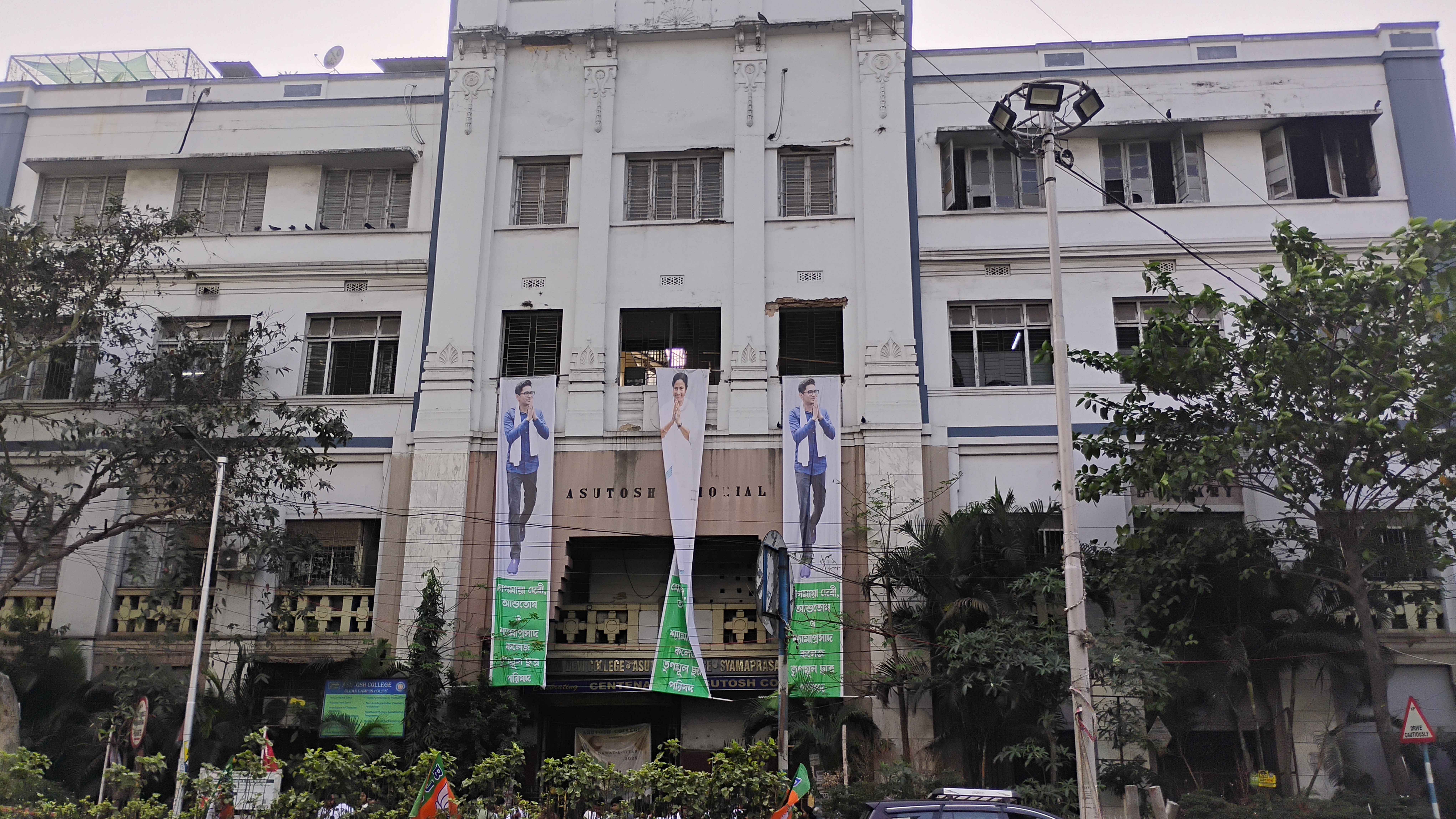 Asutosh College Kolkata Academic Block/ Main Building media (3) by 1773825283_Main_Facade_Wide_2.jpg
