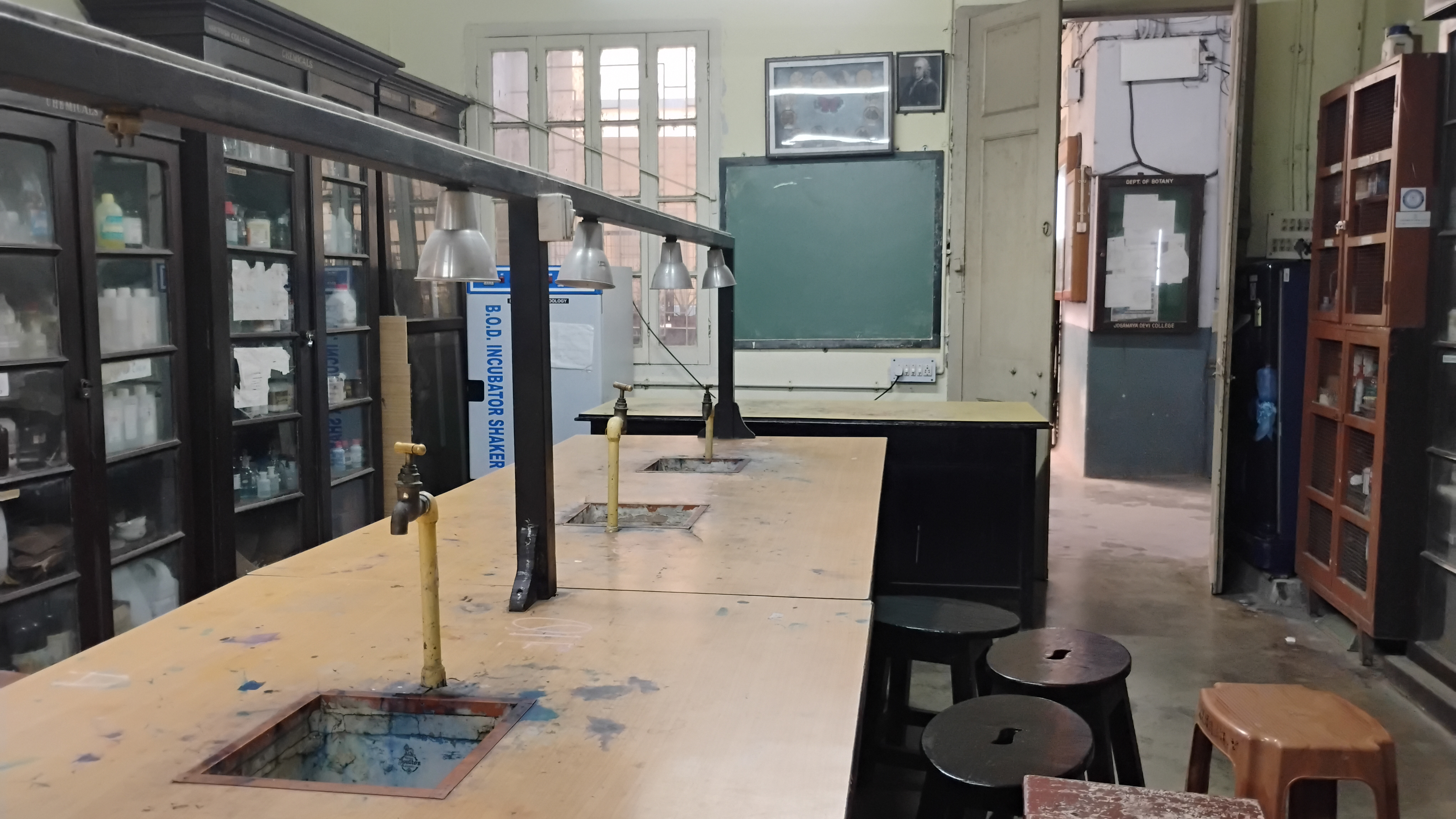 Asutosh College Kolkata Campus Labs media (1) by 1773825346_Zoology_Lab_Workstations.jpg