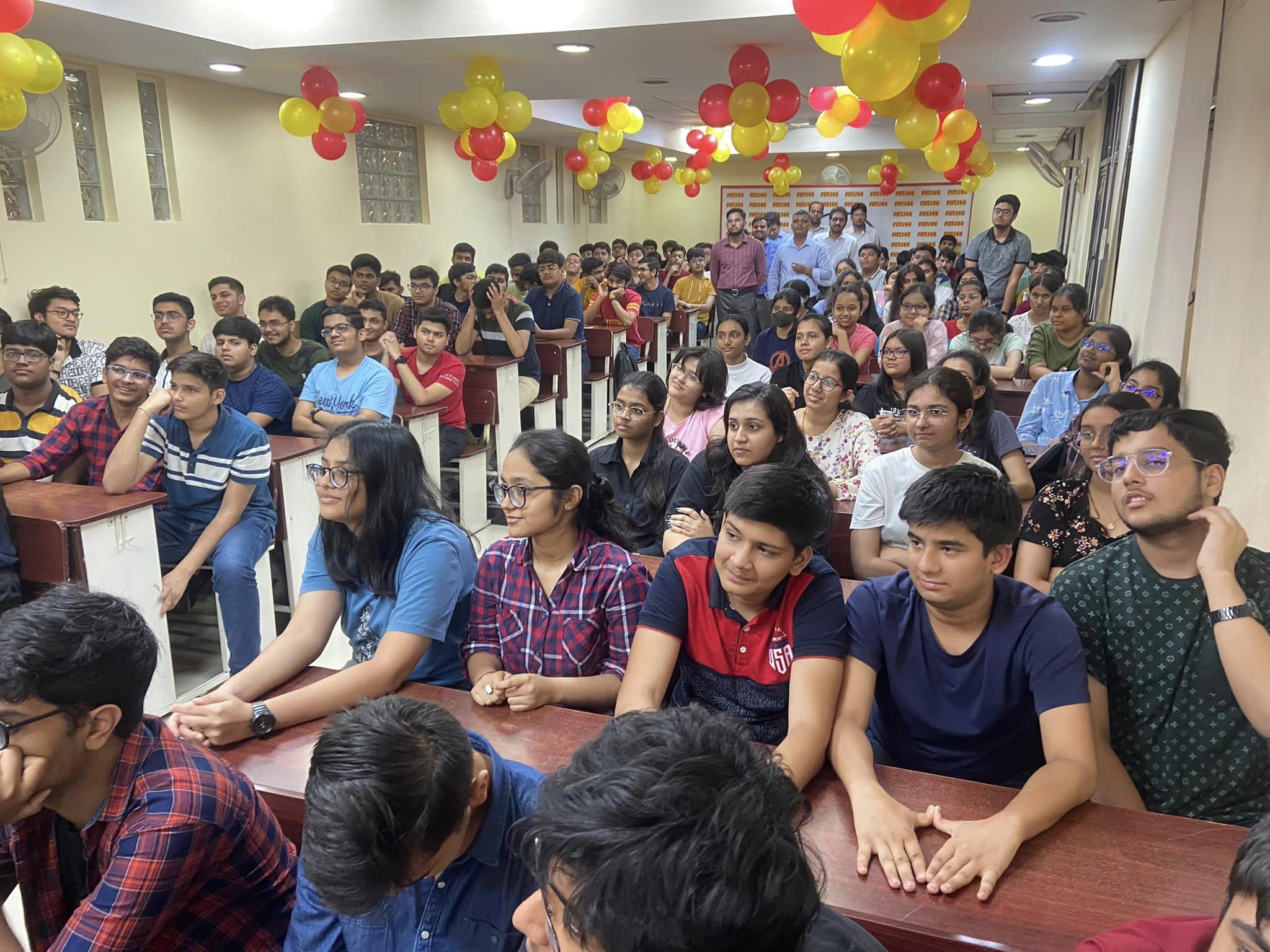 FIITJEE Noida: Courses Fees
