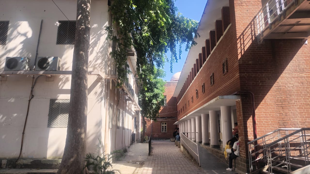 SRCC Infrastructure & Academic Building photo (12) by TANMAY JAISWAL