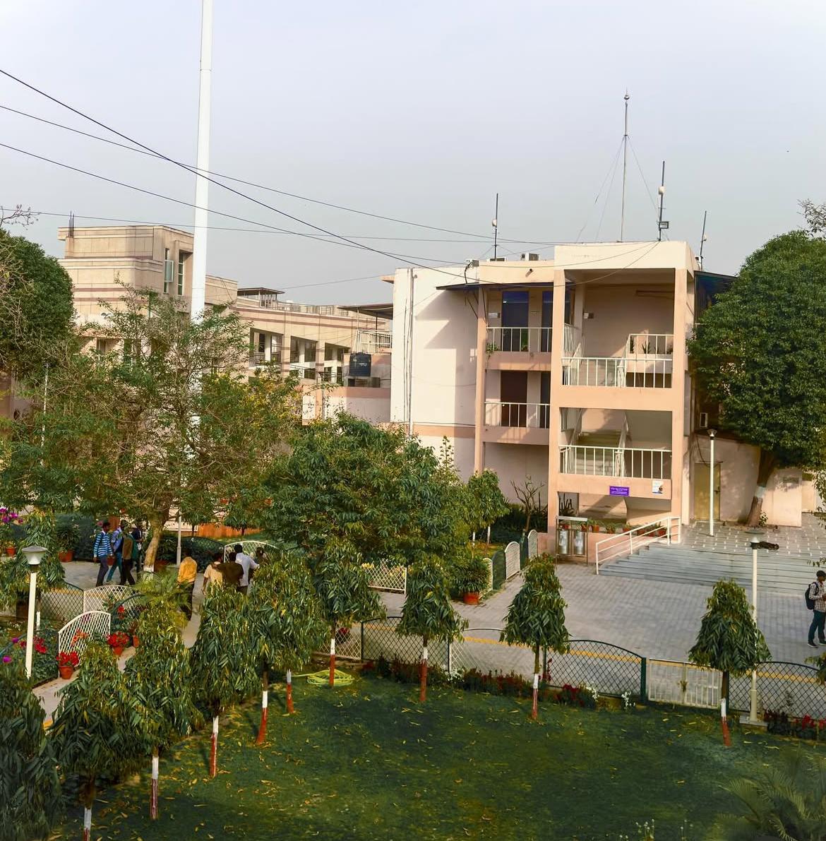 Deshbandhu College Campus photo (9) by Chirag Arora